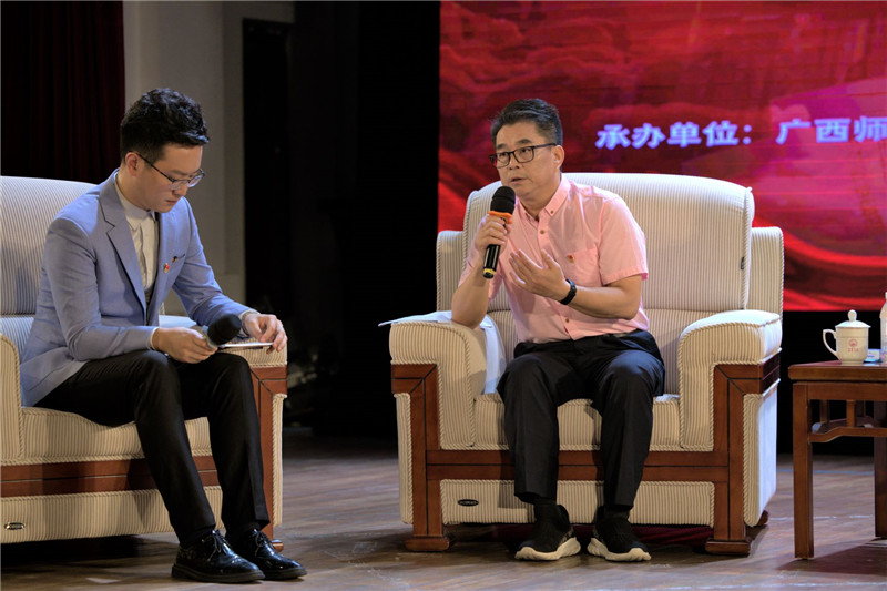 4《新時(shí)代的青春之歌黃文秀》的作者，廣西文聯(lián)秘書(shū)長(cháng)兼廣西戲劇家協(xié)會(huì )常務(wù)副主席林超俊做分享.jpg