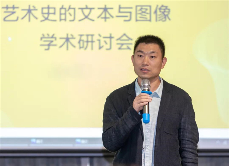 18廣西藝術(shù)學(xué)院教授、中國美術(shù)家協(xié)會(huì )美術(shù)理論委員會(huì )委員李永強主持學(xué)術(shù)研討會(huì )并作題為《再論徐悲鴻的中國畫(huà)收藏》的發(fā)言（黃珊虎 攝）.jpg