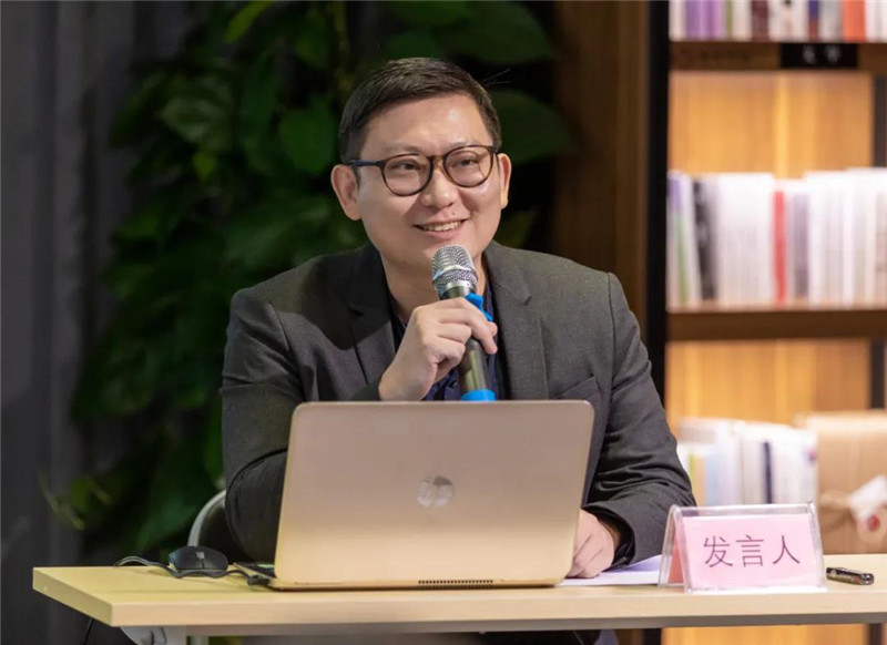 21廣州美術(shù)學(xué)院中國畫(huà)學(xué)院嶺南畫(huà)派研究中心主任、助理研究員王艾作題為《鷺之意味：陳文希創(chuàng  )作中的離散因素——兼談粵籍藝術(shù)家在東南亞地區的現代主義實(shí)踐》的發(fā)言（黃珊虎 攝）.jpg