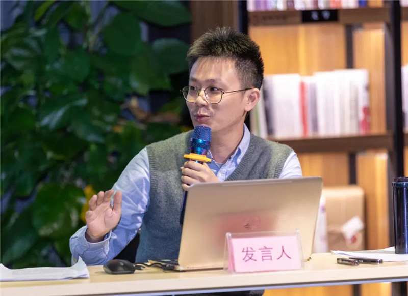 27關(guān)山月美術(shù)館研究部副研究館員、廣東省美術(shù)家協(xié)會(huì )理論委員會(huì )副秘書(shū)長(cháng)莊程恒作題為《富貴壽考：晚清海派畫(huà)家“郭子儀遇仙”圖像考釋》的發(fā)言（黃珊虎 攝）.jpg