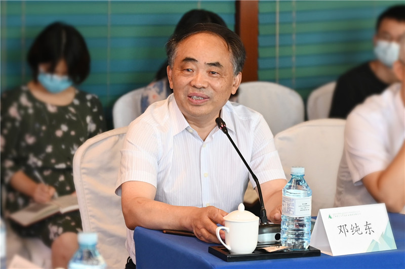 07 全國政協(xié)委員，中國政策科學(xué)研究會(huì )副院長(cháng)，中國社會(huì )科學(xué)院馬克思主義研究院原院長(cháng)、黨委書(shū)記鄧純東作主旨演講（李顯楊 攝）.jpg