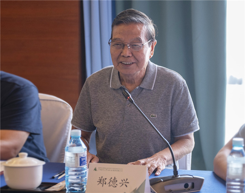 08 原中共中央文獻研究室副秘書(shū)長(cháng)、中央文獻出版社原社長(cháng)鄭德興作主旨演講（李顯楊 攝）.jpg