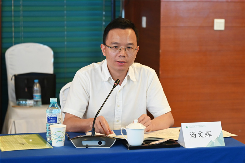 19 廣西師范大學(xué)出版社集團黨委副書(shū)記、總編輯湯文輝主持論壇（李顯楊 攝）.jpg