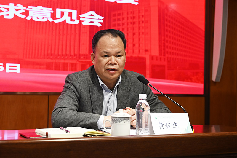 3.出版社集團黨委書(shū)記、董事長(cháng)黃軒莊作表態(tài)講話(huà).JPG