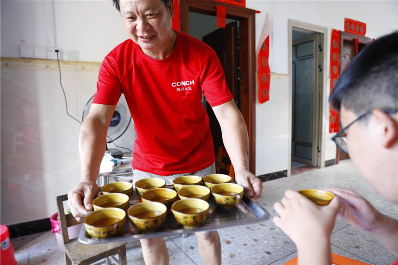 學(xué)生家長(cháng)們?yōu)橹驹刚邆兇蚪杞饪?jpg