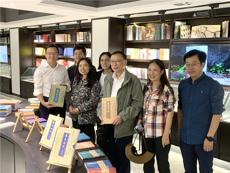 卜憲群一行同《簡(jiǎn)帛研究》系列重點(diǎn)書(shū)目合影 熊文楷 攝.jpg