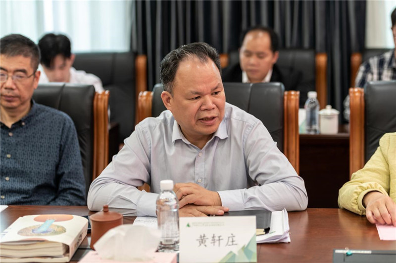 集團公司黨委書(shū)記、董事長(cháng)、基金會(huì )常務(wù)副理事長(cháng)黃軒莊講話(huà).jpg