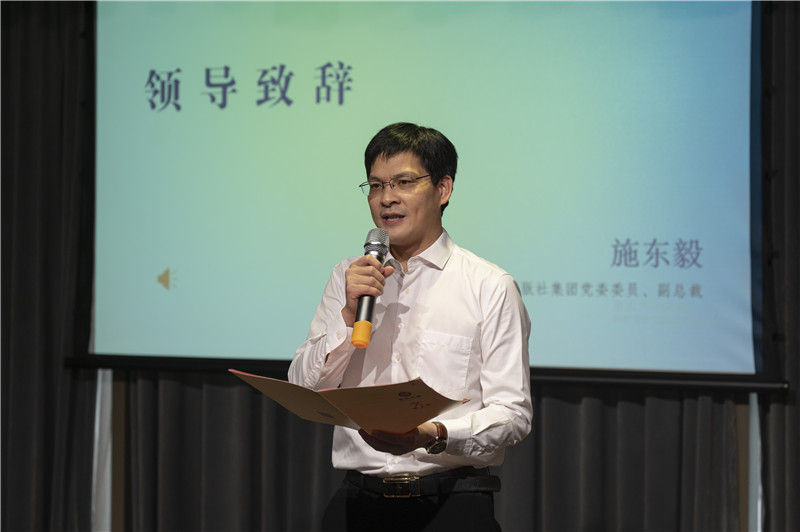 廣西師范大學(xué)出版社集團黨委委員、副總裁施東毅為與會(huì )來(lái)賓介紹廣西師大社在文化服務(wù)、閱讀推廣方面的成果（攝：李顯楊）.jpg