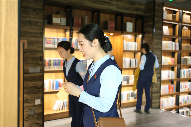 桂林銀行桂林分行疊彩支行黨（團）支部代表在書(shū)架前挑選好書(shū)（攝：廖雨欣）.jpg