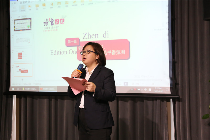 桂林市煙草專(zhuān)賣(mài)局營(yíng)銷(xiāo)中心副主任董艷芳介紹煙草專(zhuān)賣(mài)局書(shū)香企業(yè)建設成果（攝：廖雨欣） (1).jpg