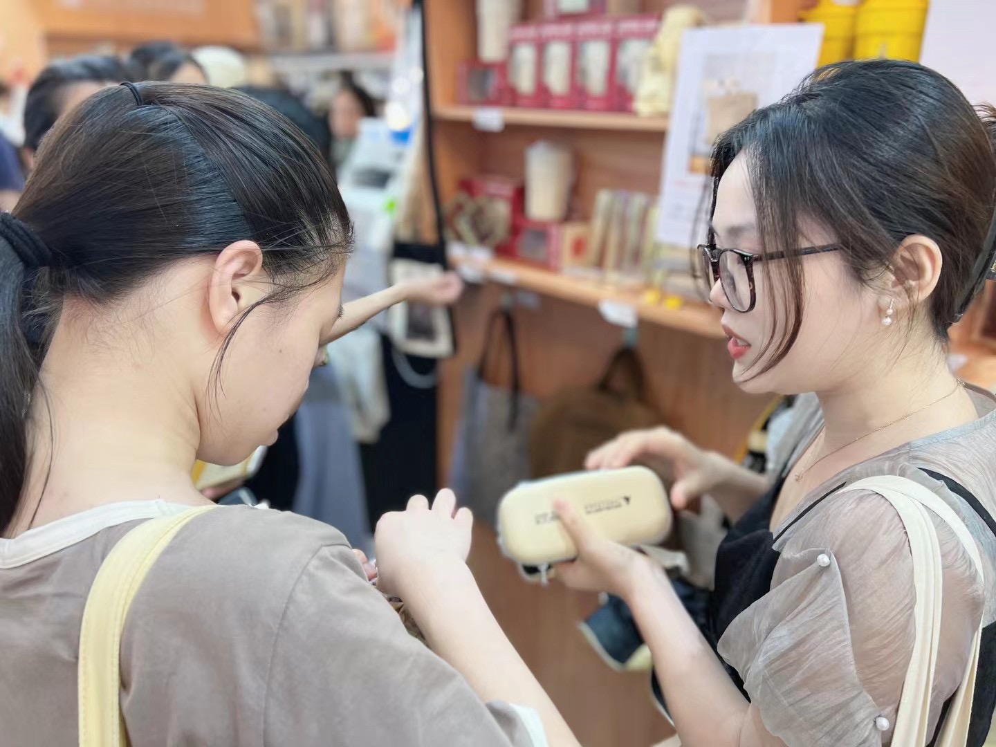 4.團委委員向讀者推薦集團公司文創(chuàng  ).JPG