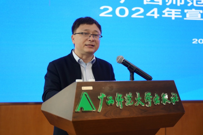 集團公司董事長(cháng)助理張俊顯主持會(huì )議_副本.jpg