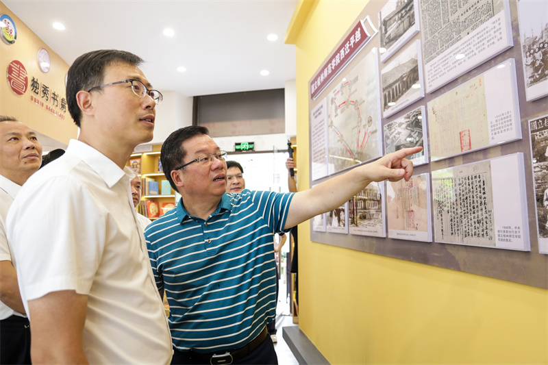 7.夏世飛（左）、賀祖斌（右）在歷史文化墻前參觀(guān).jpg