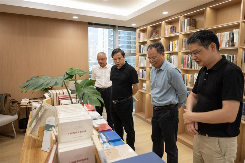 與會(huì )嘉賓與師大、集團領(lǐng)導參觀(guān)服務(wù)地方文化主題書(shū)展.jpg