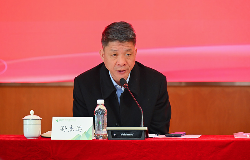 4.校黨委副書(shū)記、校長(cháng)，校出版編審委員會(huì )主任委員孫杰遠主持會(huì )議.jpg