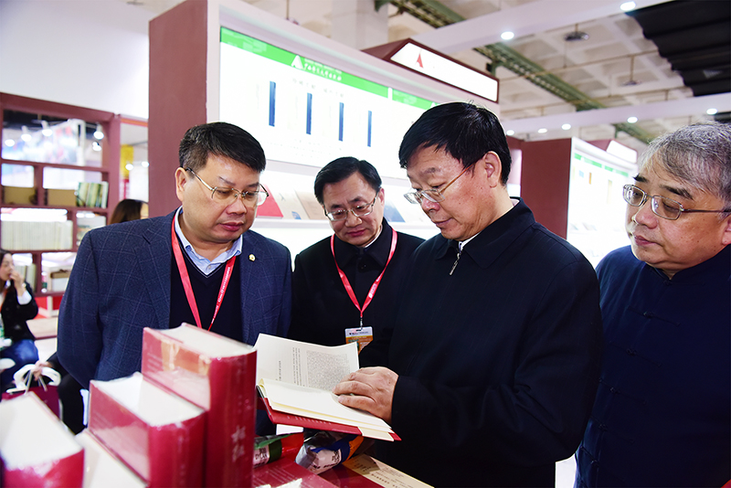 國家新聞出版廣電總局黨組成員、副局長(cháng)、國家版權局專(zhuān)職副局長(cháng)周慧琳視察集團公司展位3.JPG