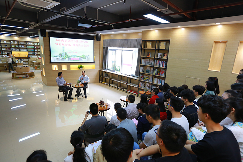 何星存副校長(cháng)與大家分享讀書(shū)心得（譚澤軍 攝）.JPG