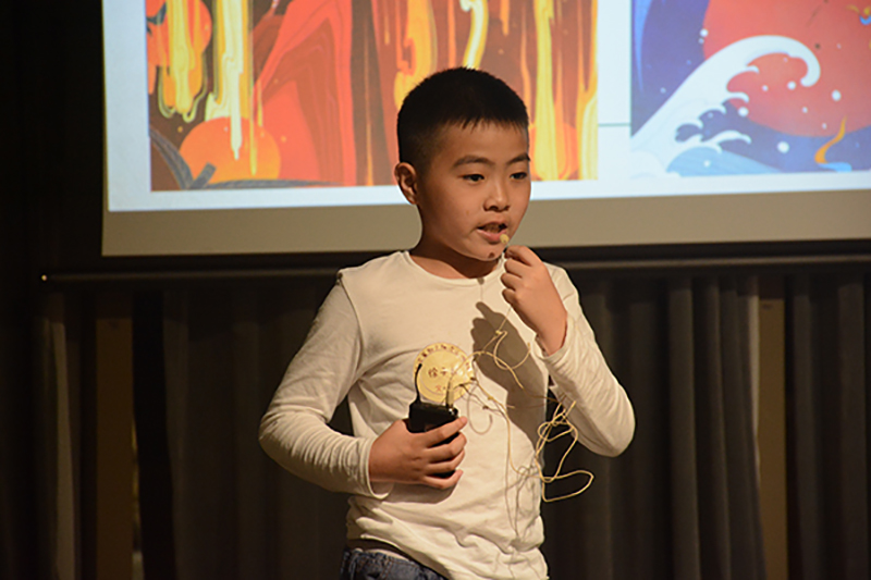 小朋友現場(chǎng)講述自己知道的《山海經(jīng)》的故事（鄧超穎 攝）.JPG