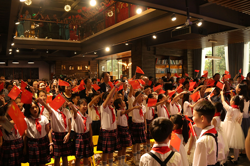 獨秀書(shū)房·旗艦店主會(huì )場(chǎng)全場(chǎng)合唱《我和我的祖國》 （羅鵬攝）.jpg