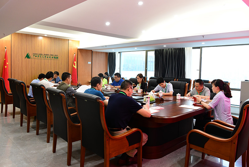 出版社集團召開(kāi)第二次黨委理論中心組學(xué)習會(huì ).jpg