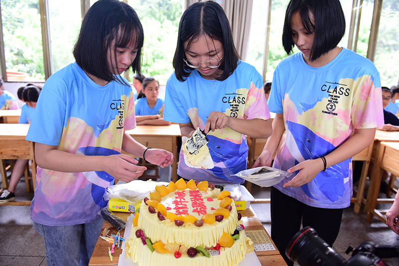 獨秀班的同學(xué)們在切蛋糕慶賀畢業(yè)。 （秦念 攝）.JPG