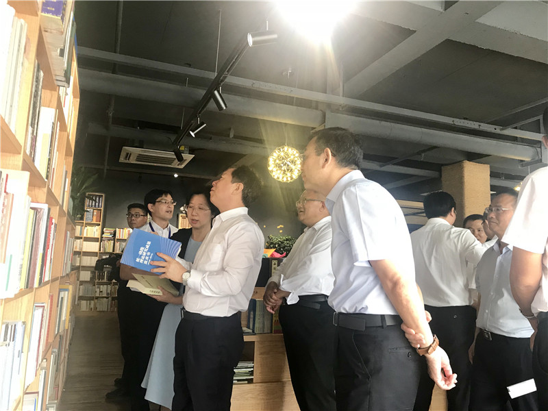 領(lǐng)導們參觀(guān)“統戰書(shū)架”、“廉政書(shū)架” (2).jpg