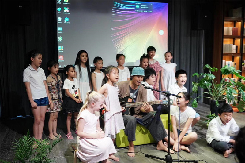 岜農與森林谷小學(xué)彈唱會(huì )及《低頭種地，抬頭唱歌》新書(shū)發(fā)布.jpg