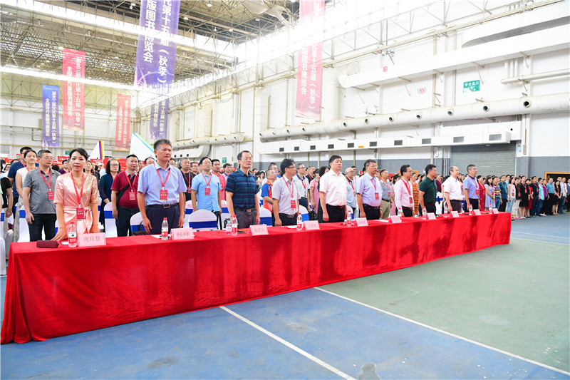 開(kāi)幕式現場(chǎng)，全體起立同唱國歌，致敬新中國成立70周年 李顯楊 攝.JPG