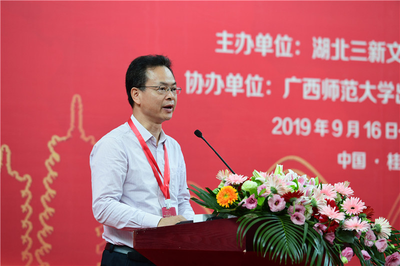 廣西壯族自治區圖書(shū)館館長(cháng)韋江致辭 李顯楊 攝.JPG