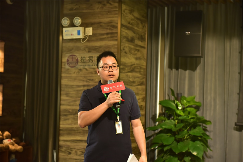 廣西師范大學(xué)出版社文藝分社社長(cháng)羅財勇介紹新近出版的好書(shū)  秦念攝.JPG