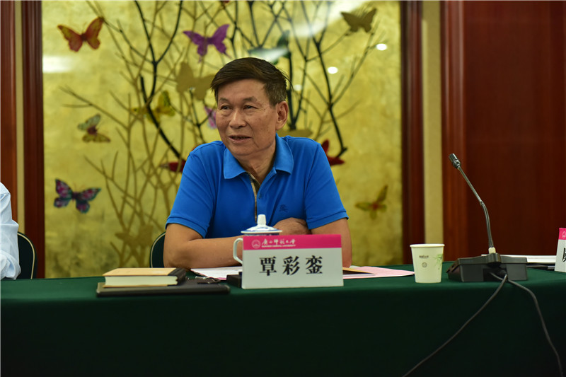 廣西壯學(xué)會(huì )會(huì )長(cháng)、廣西民族研究中心研究員覃彩鑾發(fā)言（郭倩 攝）.JPG