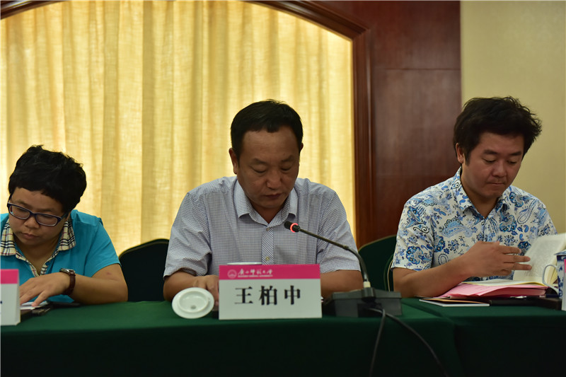 廣西民族大學(xué)社會(huì )與發(fā)展學(xué)院院長(cháng)、教授王柏中發(fā)言（郭倩 攝）.JPG
