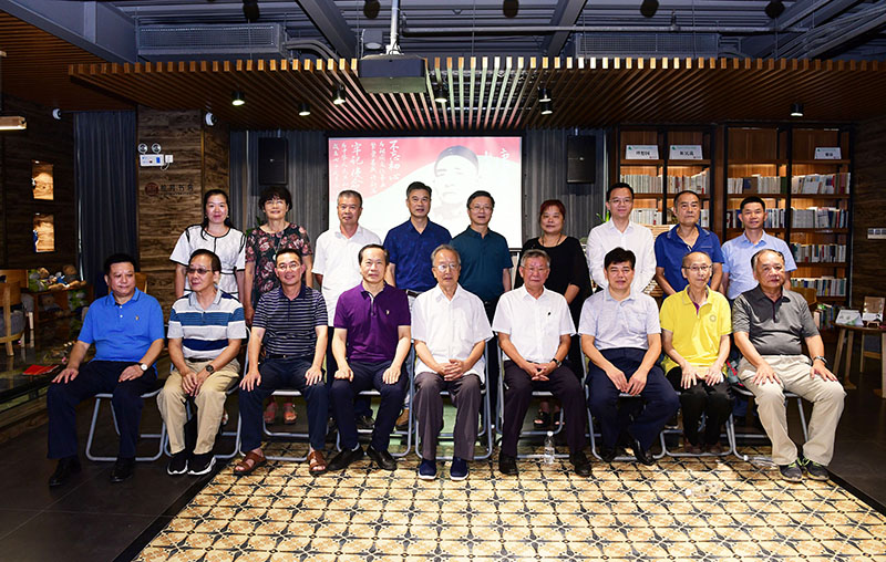 桂林市相關(guān)單位領(lǐng)導，唐景崧同胞三翰林研究會(huì )專(zhuān)家，廣西師大、廣西師大出版社領(lǐng)導合影（李顯楊攝）.JPG