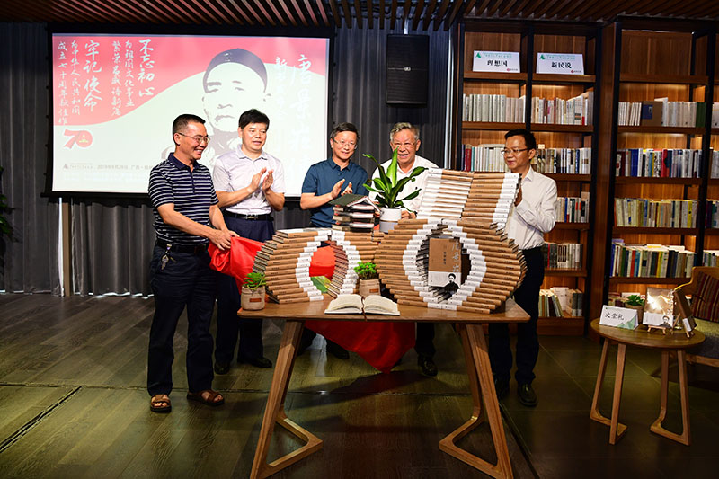 新書(shū)揭幕（左起灌陽(yáng)縣人大常委會(huì )副主任袁高明，廣西師大校黨委常委、紀委書(shū)記莫坷，桂林市社科聯(lián)主席隆斌，作者文崇禮，廣西師大出版社黨委副書(shū)記、總編輯湯文輝）（李顯楊攝）.JPG