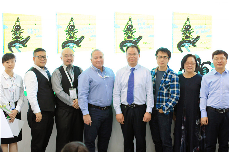 左起：黃安然（桂林魔法象文化傳播有限公司副總經(jīng)理，廣西師范大學(xué)出版社馬來(lái)西亞分社社長(cháng)）、魏運發(fā)（亞洲城市書(shū)苑中國區域業(yè)務(wù)拓展顧問(wèn)）、周和（馬來(lái)西亞亞洲智庫有限公司執行董事）、約翰·夸特羅基（美國艾伯特·惠特曼出版社總裁）、黃軒莊（廣西師范大學(xué)出版社集團黨委書(shū)記、董事長(cháng)）、楊思帆（《錯了？》作者）、劉惠貞（中國臺灣摩客網(wǎng)絡(luò )訊息科技股份有限公司董事長(cháng)）、張俊顯（廣西師范大學(xué)出版社集團董事長(cháng)助理，桂林魔法象文化傳播有限公司董事長(cháng)兼總經(jīng)理）馮彥中_攝JPG.JPG