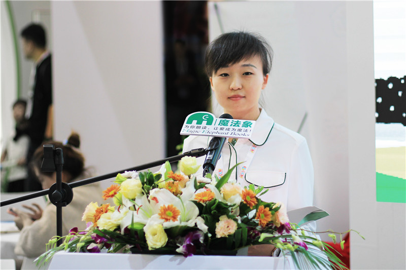 桂林魔法象文化傳播有限公司副總經(jīng)理、運營(yíng)總監，廣西師范大學(xué)出版社馬來(lái)西亞分社社長(cháng)黃安然致辭 （馮彥中 攝）.jpg