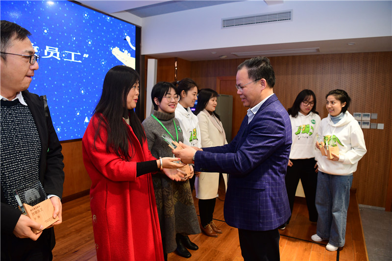 集團黨委書(shū)記、董事長(cháng)黃軒莊為“魔法象五周年致敬員工”頒發(fā)榮譽(yù)獎?wù)?2.27（攝 李顯揚）.JPG