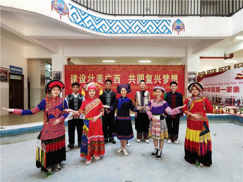 百色民族高級中學(xué)學(xué)生身穿少數民族服飾，分別用代表方言解讀詩(shī)歌《繡袈裟衣緣》（黃立情 攝）.jpg