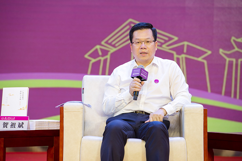 賀祖斌校長(cháng)介紹《廣西鄉村振興戰略與實(shí)踐》編寫(xiě)情況（李顯楊 攝）.jpg