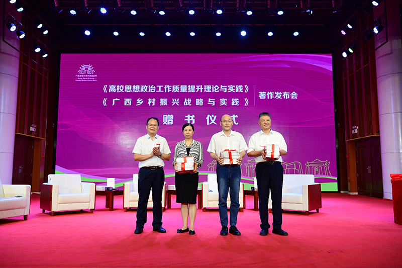 7出版社集團負責人為相關(guān)圖書(shū)館代表贈書(shū)（李顯楊 攝）.JPG